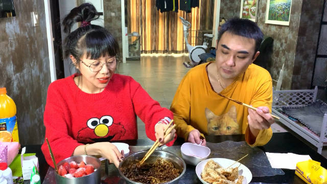 梅姐看到我拿着手机现在第一件事就是补妆...